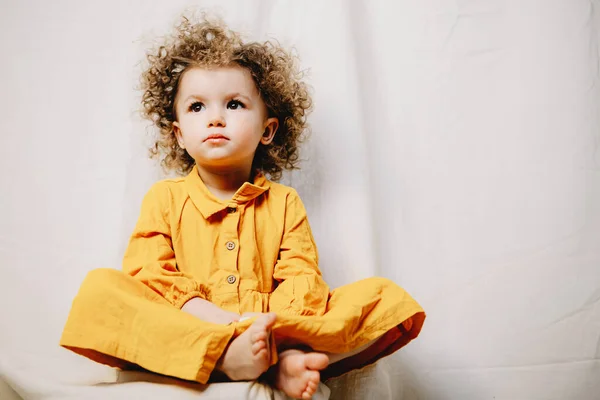 Retrato Una Niña Rizada Con Pecas Vestidas Con Vestido Amarillo — Foto de Stock