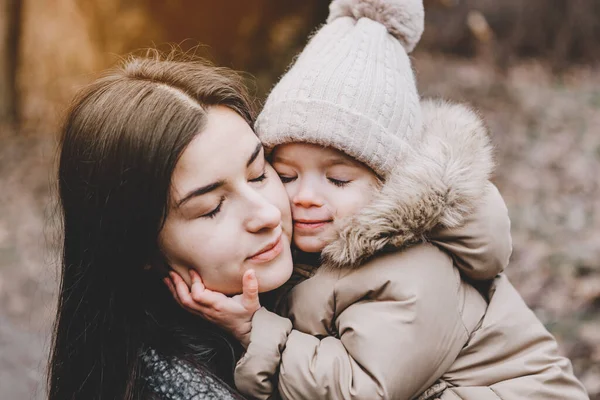 Porträtt Ung Vacker Mor Och Hennes Söta Lilla Dotter Promenader — Stockfoto