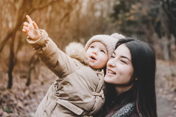 Portrait Young Beautiful Mother Her Cute Little Daughter Walking Cool — Stock Photo, Image