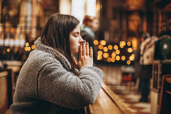 Uma Mulher Orando Joelhos Antigo Templo Católico Deus Espaço Cópia — Fotografia de Stock
