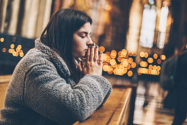 Μια Γυναίκα Που Προσεύχεται Γονατιστή Έναν Αρχαίο Καθολικό Ναό Του — Φωτογραφία Αρχείου