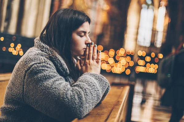 Kvinna Som Ber Knä Ett Katolskt Tempel Till Gud Kopieringsutrymme — Stockfoto