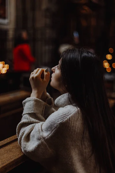 Uma Mulher Orando Joelhos Antigo Templo Católico Deus Espaço Cópia — Fotografia de Stock