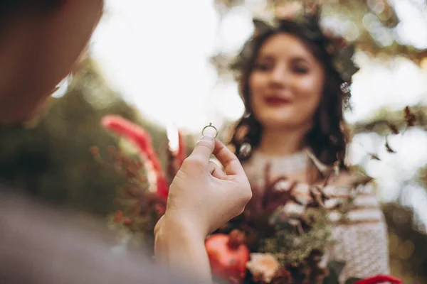 2019 Vinnitsa Ukrajina Elegantní Svatební Dvojice Nevěst Svatebním Focení Parku — Stock fotografie