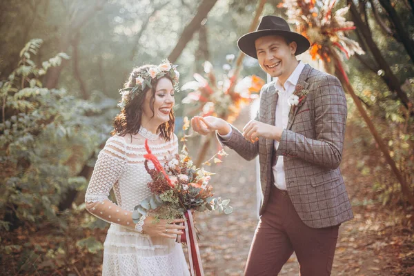 2019 Vinnitsa Oekraïne Elegant Bruidspaar Tijdens Een Huwelijksfotosessie Het Park — Stockfoto