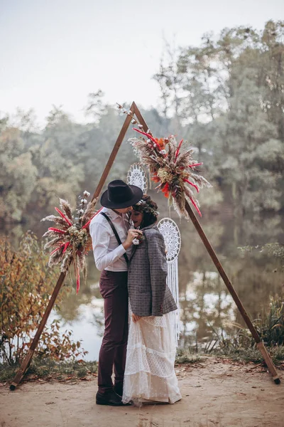 2019 Vinnitsa Ukrajna Elegáns Pár Menyasszony Egy Esküvői Fotózáson Parkban — Stock Fotó