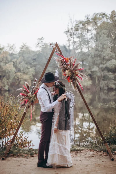Элегантная Свадебная Пара Свадебной Фотосессии Парке Закате — стоковое фото