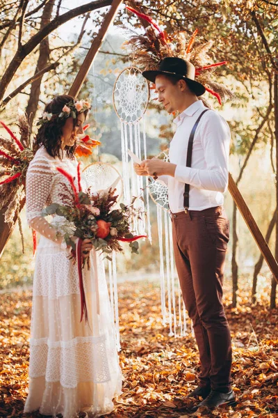 Gün Batımında Parkta Düğün Fotoğrafı Çektiren Zarif Bir Çift Gelin — Stok fotoğraf