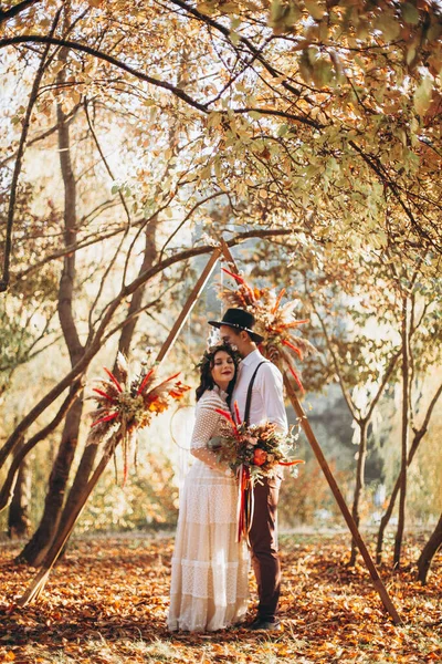 공원에서 결혼식 사진을 석양을 합법적 부부들 — 스톡 사진