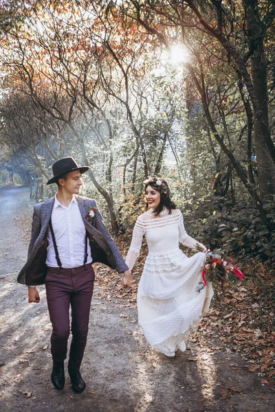 Elegante Matrimonio Coppia Spose Una Sessione Foto Nozze Nel Parco — Foto Stock
