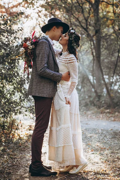 Elegancka Para Ślubna Ślubnej Sesji Zdjęciowej Parku Zachodzie Słońca — Zdjęcie stockowe