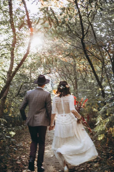 공원에서 결혼식 사진을 석양을 합법적 부부들 — 스톡 사진