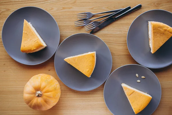 Many Plates Slices Pumpkin Cake Table Top View Flat Lay — Stock Photo, Image