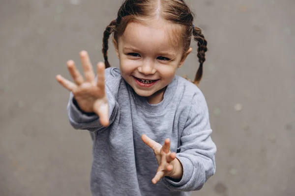 Risa Diversión Los Niños Sinceros Niña Sonriente Jugando Posando Para —  Fotos de Stock