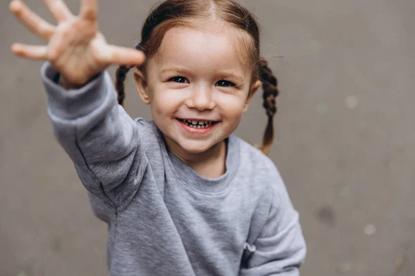 Ειλικρινές Παιδικό Γέλιο Και Διασκέδαση Χαμογελαστό Κορίτσι Που Παίζει Και — Φωτογραφία Αρχείου