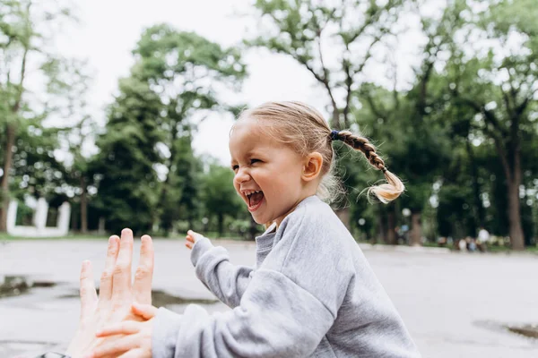 Oprecht Kindergelach Plezier Lachend Meisje Spelen Poseren Voor Een Foto — Stockfoto