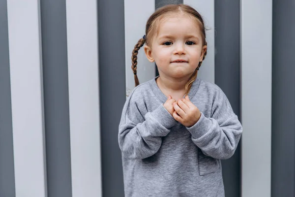 Retrato Una Niña Feliz Con Una Sonrisa Sincera Fotografiada Medio —  Fotos de Stock