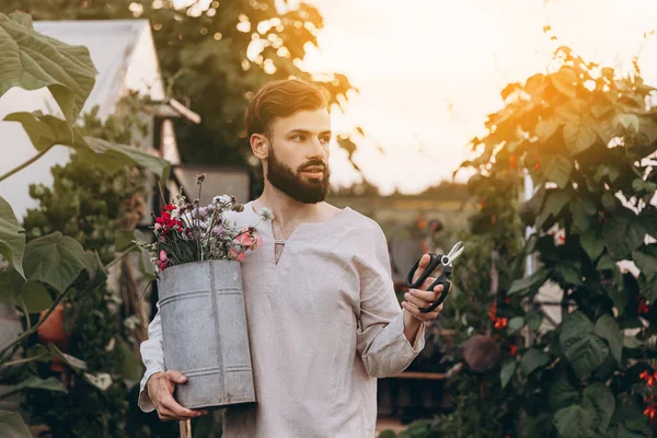 Jonge Bebaarde Man Die Geniet Van Het Kweken Van Bloemen — Stockfoto