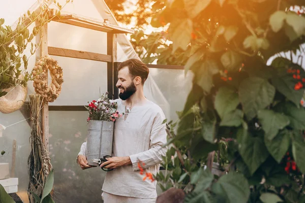 Florista Joven Atractivo Que Cuida Las Flores Hobby Favorito Que — Foto de Stock