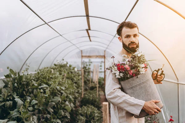 Fiatal Szakállas Férfi Aki Szeret Virágokat Termeszteni Hobbija Vadvirágok Különböző — Stock Fotó