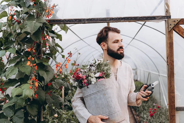 Щасливий Бородатий Чоловік Розплідник Обрізає Рослини Теплиці — стокове фото