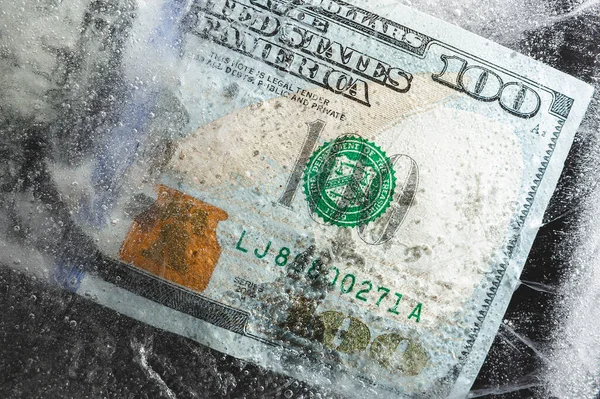 Nuevo Billete 100 Dólares Congelado Bajo Una Capa Hielo Concepto —  Fotos de Stock