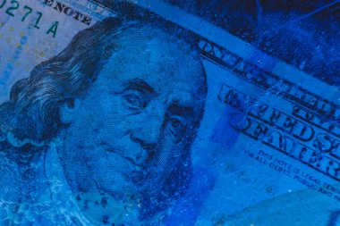 Buz tabakasının altında dondurulmuş Amerikan doları, küresel ekonomik kriz kavramı veya dünya piyasasında doların düşüşü