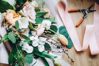 Buketler konusunda yüksek lisans. Yaz buketi. Düğün buketi, çiçek aranjmanlarını çalışmak, kendi ellerinle güzel buketler yapmak.
