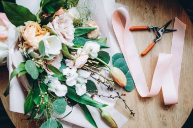 Buketler konusunda yüksek lisans. Yaz buketi. Düğün buketi, çiçek aranjmanlarını çalışmak, kendi ellerinle güzel buketler yapmak.