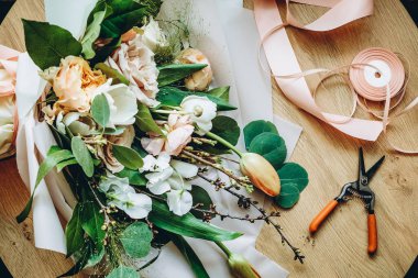 Buketler konusunda yüksek lisans. Yaz buketi. Düğün buketi, çiçek aranjmanlarını çalışmak, kendi ellerinle güzel buketler yapmak.