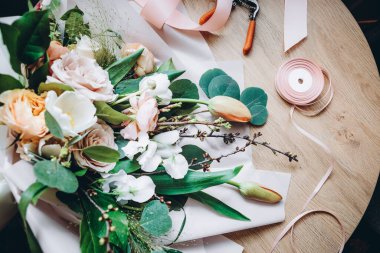 Buketler konusunda yüksek lisans. Yaz buketi. Düğün buketi, çiçek aranjmanlarını çalışmak, kendi ellerinle güzel buketler yapmak.