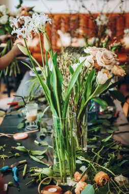 Buketler konusunda yüksek lisans. Yaz buketi. Düğün buketi, çiçek aranjmanlarını çalışmak, kendi ellerinle güzel buketler yapmak.