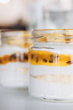 Masada Chia tatlısı ve krem peynirli iki kavanoz, reklamınız için bir yer, bir kafe konsepti