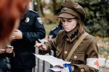 13.10.2019 Vinnitsa, Ukrayna: 2. Dünya Savaşı 'nın askeri yeniden yapılandırılması, bir askeri ekibe, bir hemşireye veya bir izciye mensup genç çekici bir kadın
