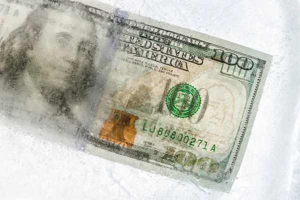 Yeni 100 Dolarlık Banknot Buz Tabakasının Altında Küresel Ekonomik Kriz — Stok fotoğraf
