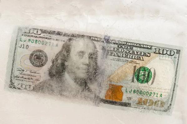 Americké Dolary Zmrazené Pod Vrstvou Ledu Koncept Globální Finanční Krize — Stock fotografie
