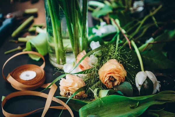 Meisterkurs Zur Herstellung Von Blumensträußen Sommerstrauß Hochzeitsstrauß Gestecke Studieren Schöne — Stockfoto