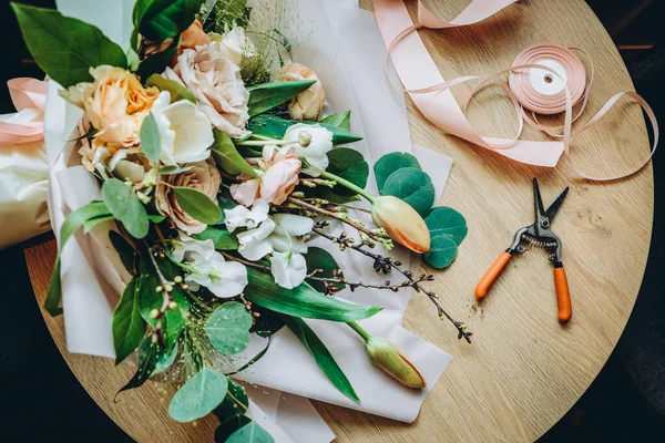 Buketler konusunda yüksek lisans. Yaz buketi. Düğün buketi, çiçek aranjmanlarını çalışmak, kendi ellerinle güzel buketler yapmak.