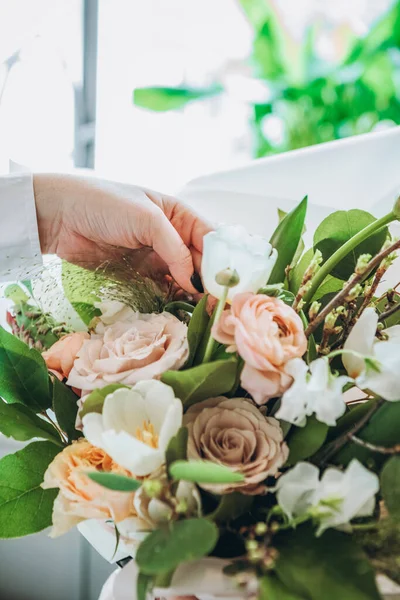 Meisterkurs Zur Herstellung Von Blumensträußen Sommerstrauß Hochzeitsstrauß Gestecke Studieren Schöne — Stockfoto