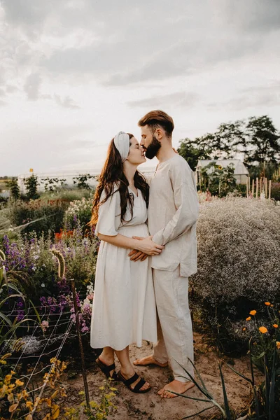 Jovem Casal Autêntico Amor Homem Mulher Vestida Com Roupas Linho — Fotografia de Stock