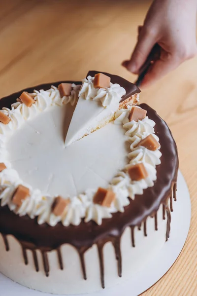 Hidangan Pembuka Kue Putih Besar Dengan Coklat Dan Karamel Latar — Stok Foto