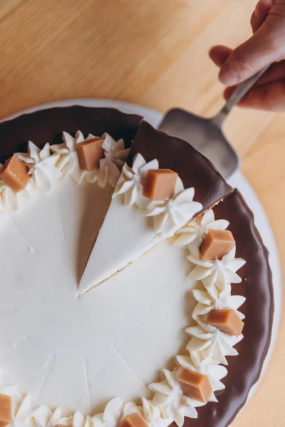 Appetitoso Grande Torta Bianca Con Cioccolato Caramello Uno Sfondo Caffè — Foto Stock