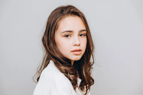 Menina Bonita Com Características Faciais Expressivas Posando Para Uma Foto — Fotografia de Stock