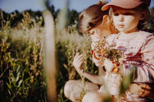 Kislány Rózsaszín Ruhában Játszik Kertben Növények — Stock Fotó