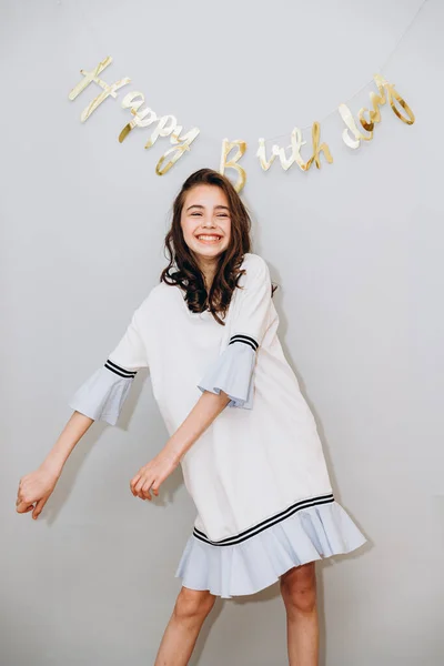 Menina Sorridente Fundo Molhado Com Inscrição Feliz Aniversário — Fotografia de Stock