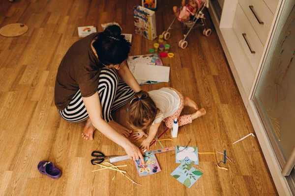 2018 Vinnitsa Ukraine Maman Bébé Jouent Maison Sur Sol Collant — Photo