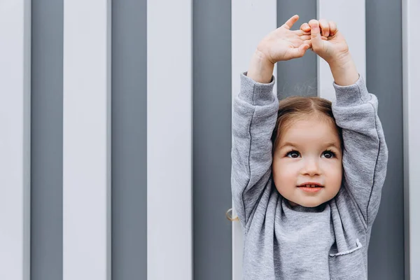 Portret Van Een Klein Gelukkig Meisje Met Een Oprechte Glimlach — Stockfoto