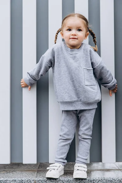 Retrato Una Niña Feliz Con Una Sonrisa Sincera Fotografiada Medio — Foto de Stock