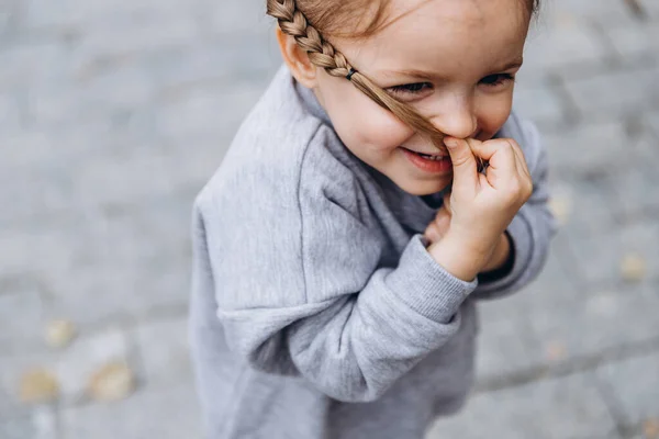 Portret Małej Szczęśliwej Dziewczynki Szczerym Uśmiechem Sfotografowanej Środku Ulic Miasta — Zdjęcie stockowe