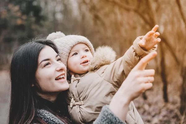 Mor Och Dotter Ängen Mor Och Dotter Leker Med Händerna — Stockfoto